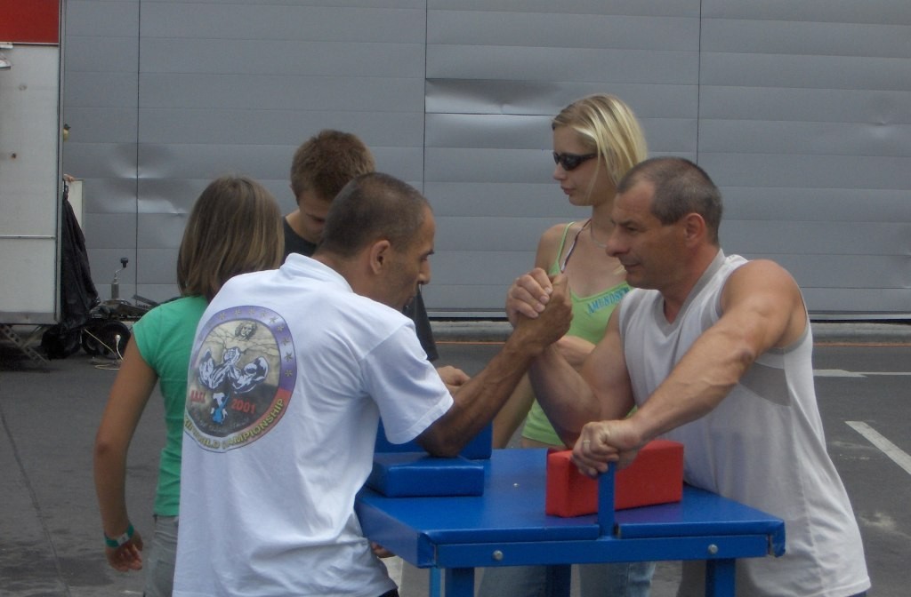 Stůl na páku – armwrestling